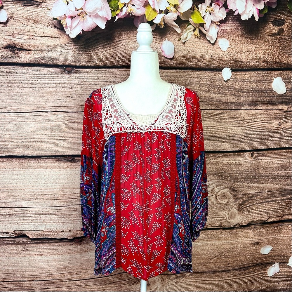 SOLD 🛍️ Bila Women’s Rayon Green Red White Boho Floral Lace Abstract Blouse